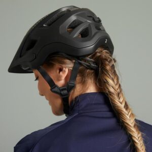 Mũ bảo hiểm xe đạp chất lượng có phần cố định tóc đuôi ngựa.